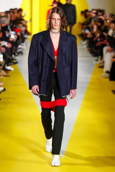 Look 16
